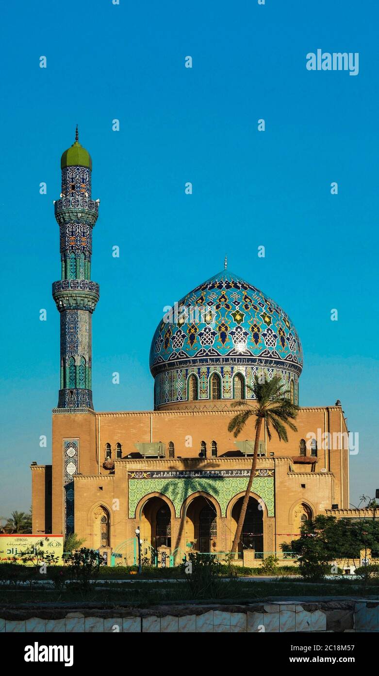 Vue d'Al Fidos aka 17e ramadan mosquée à Bagdad, l'Iraq, au coucher du soleil Banque D'Images
