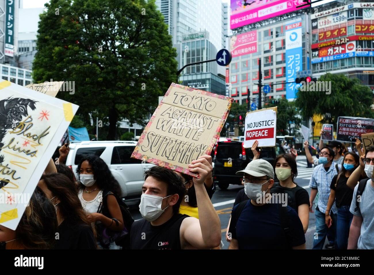 Tokyo, Japon. 15 juin 2020. 14 juin 2020, Tokyo, Japon : des centaines de personnes ont des panneaux faits main « Black Lives Matter » défilant paisiblement à Shibuya, soulignant l'indignation sur la mort de George Floyd. (Photos de Michael Steinebach/AFLO) crédit: AFLO Co. Ltd./Alay Live News Banque D'Images