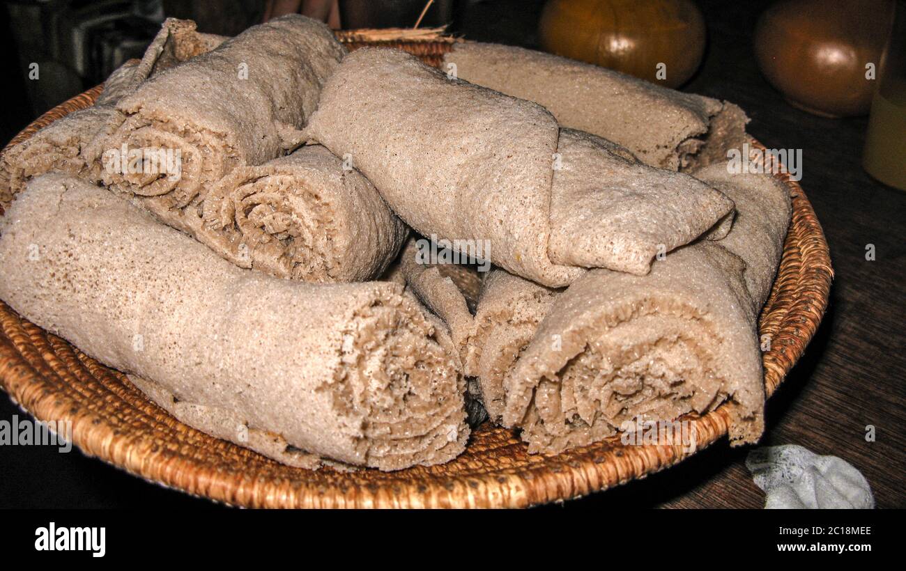 Injera, crêpe faite de cuisine traditionnelle éthiopienne de la teff, Asmara, Erythrée Banque D'Images