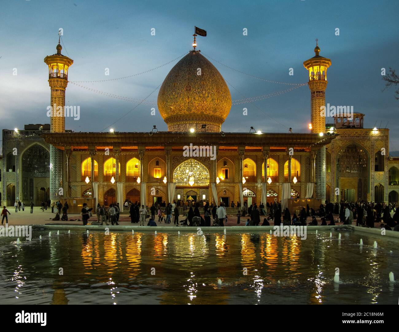 Shah Cheragh mosquée à l'éclairage au crépuscule à Shiraz Iran Banque D'Images