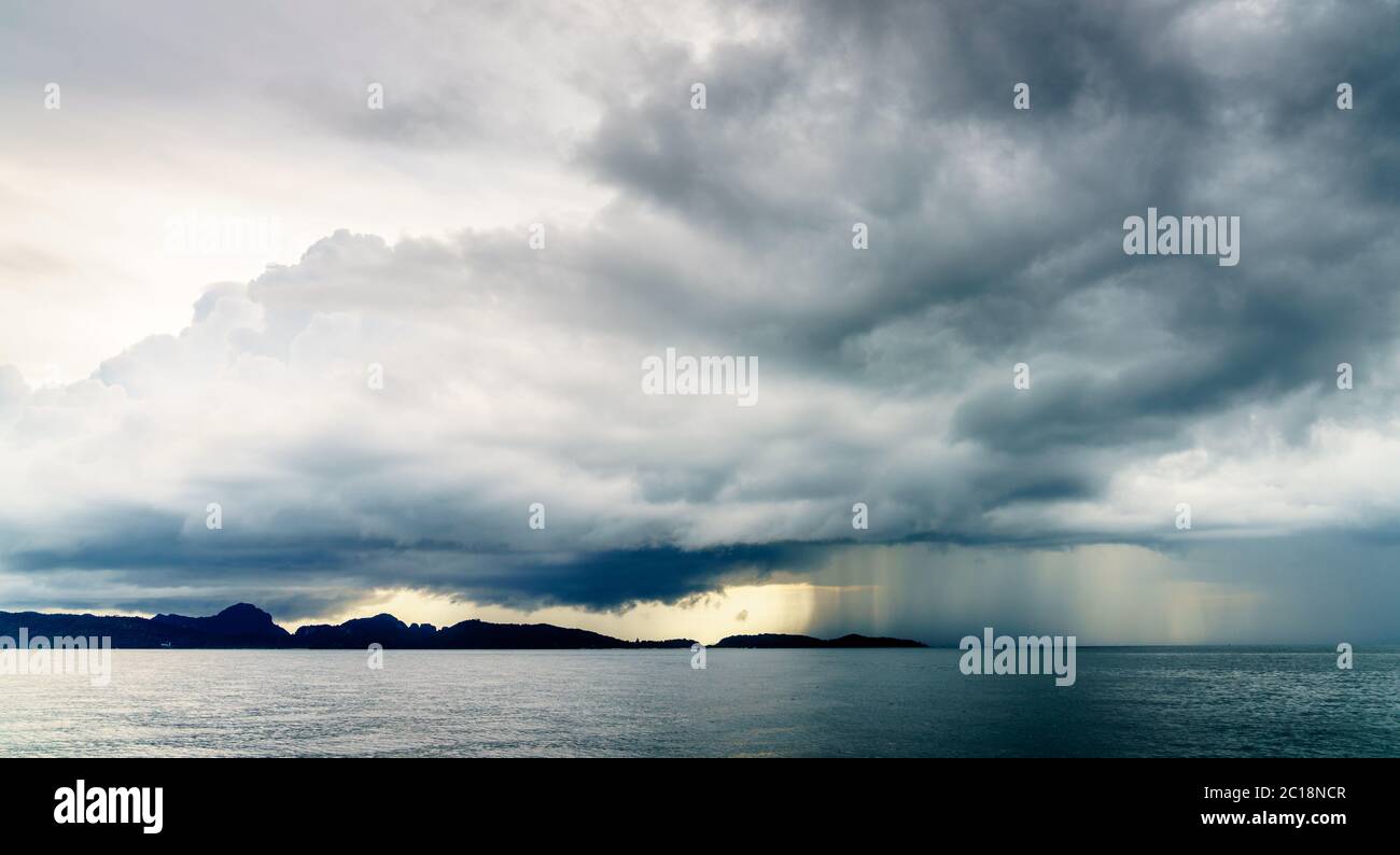 Tempête de pluie et nuages bas sur la mer d'Andaman au large de la côte de Krabi en Thaïlande Banque D'Images