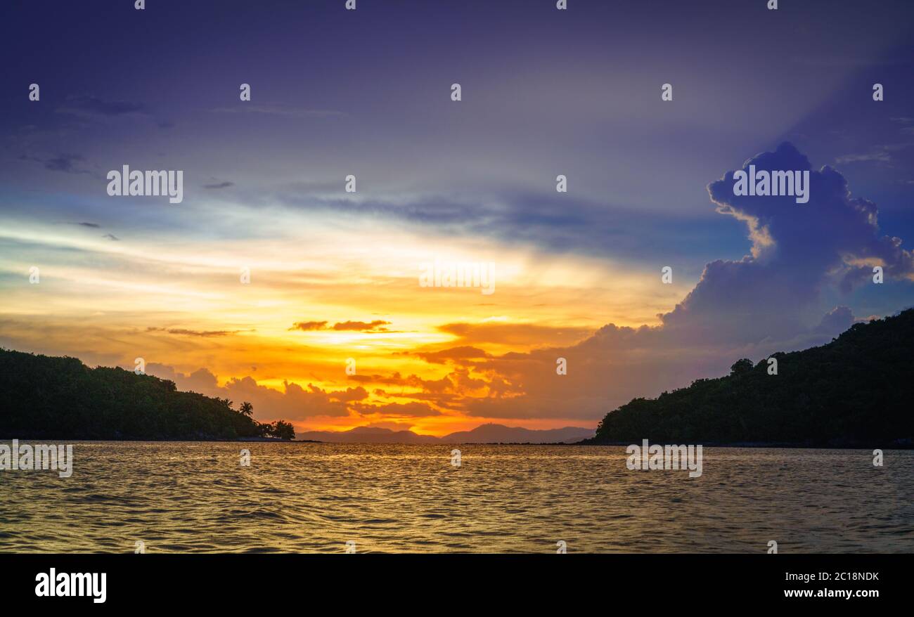 Coucher de soleil pittoresque sur la mer d'Andaman, sur l'île de Ko Yao Yai Banque D'Images