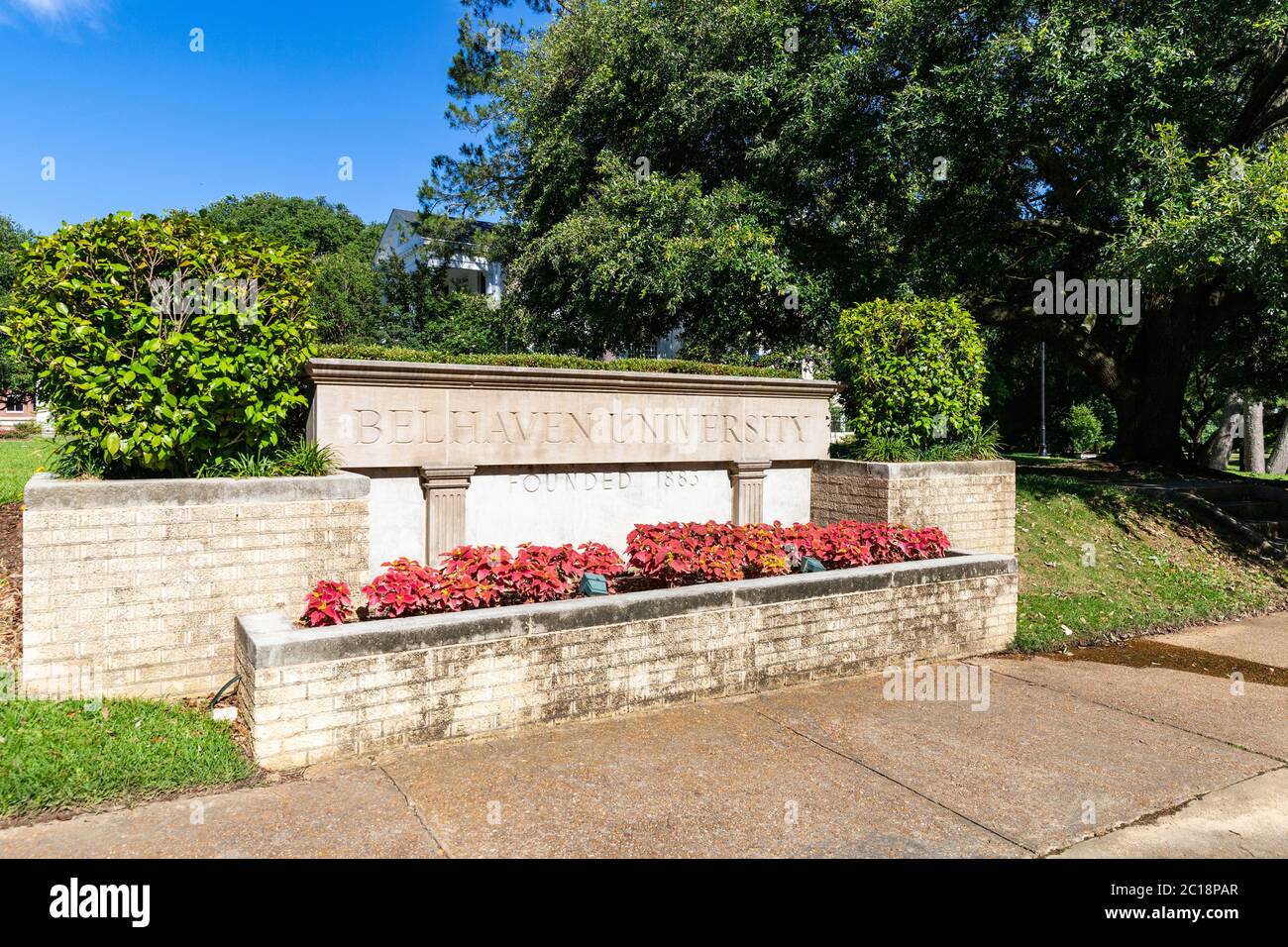 Jackson, MS / USA - 10 juin 2020: Panneau pour l'Université Belhaven, une université chrétienne privée, fondée en 1883 et située à Jackson, MS Banque D'Images