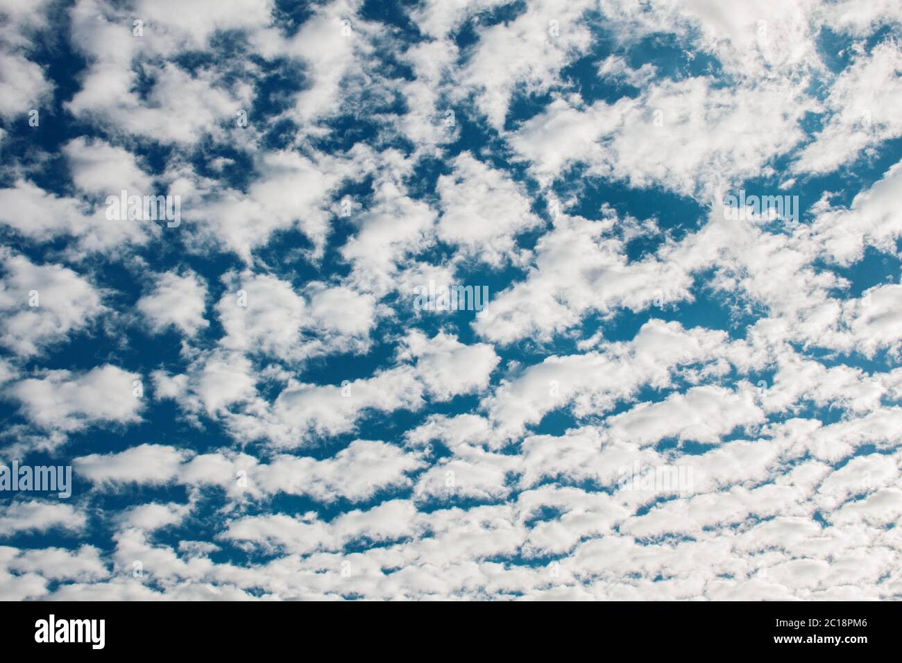 des nuages de beau sur le ciel. Banque D'Images