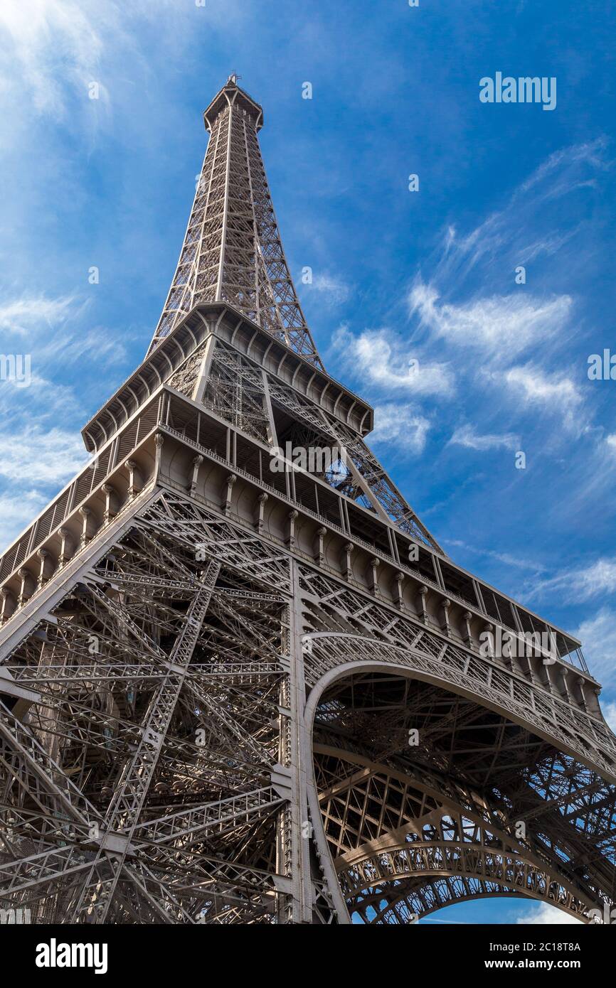 La Tour Eiffel à Paris, France, dans un ciel bleu Banque D'Images