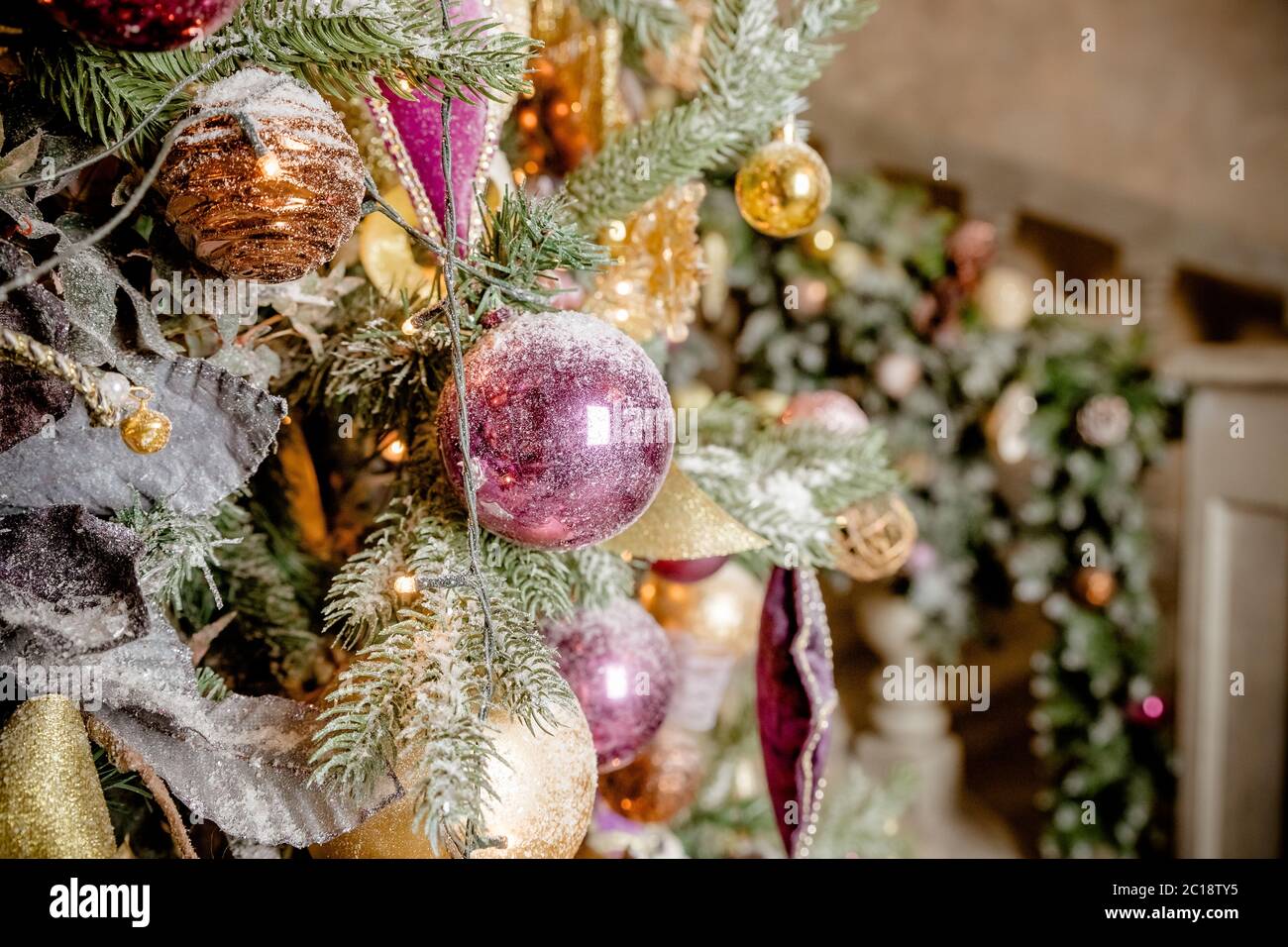 Boules de Noël avec ruban sur branches de sapin.fond de Noël avec un  ornement violet sur la neige, décoration de vacances dans la salle de  séjour.Violet et Or Photo Stock - Alamy