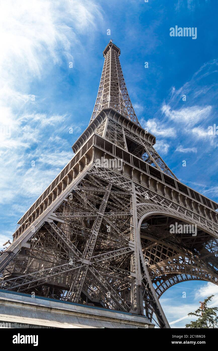 La Tour Eiffel à Paris, France, dans un ciel bleu Banque D'Images