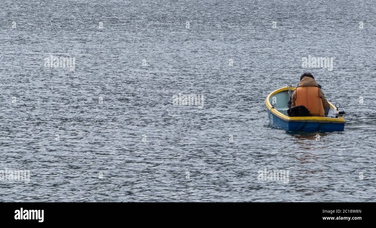 Homme en bateau au lac Chuzenji, Nikko, Japon Banque D'Images