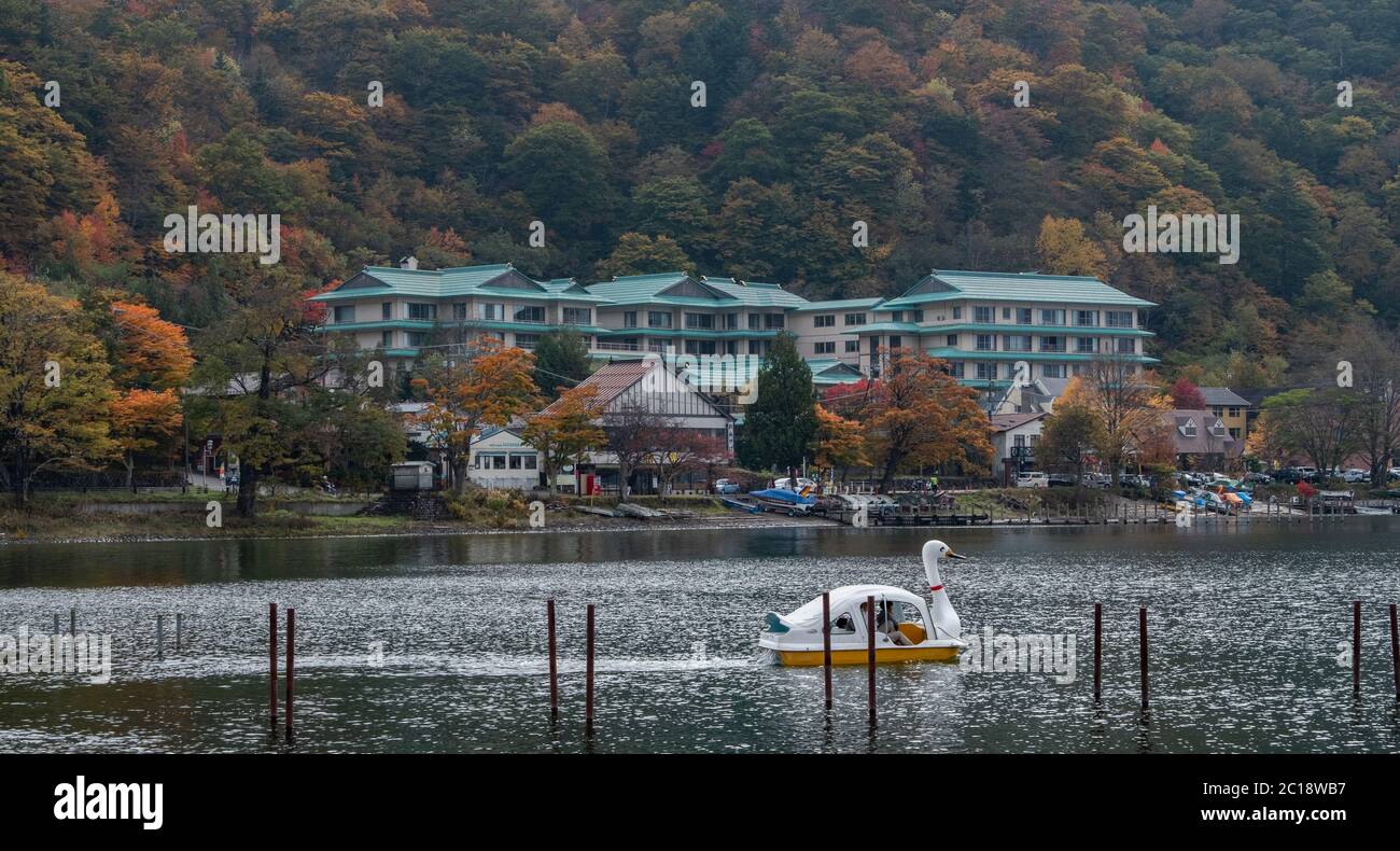 Les gens font du canotage au lac Chuzenji, Nikko, Japon. Banque D'Images