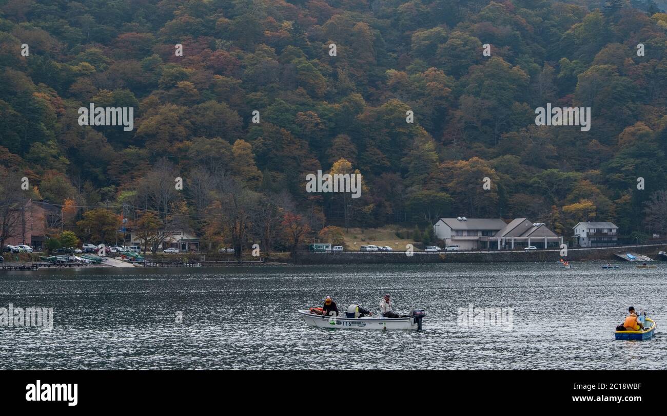 Les gens font du canotage au lac Chuzenji, Nikko, Japon. Banque D'Images