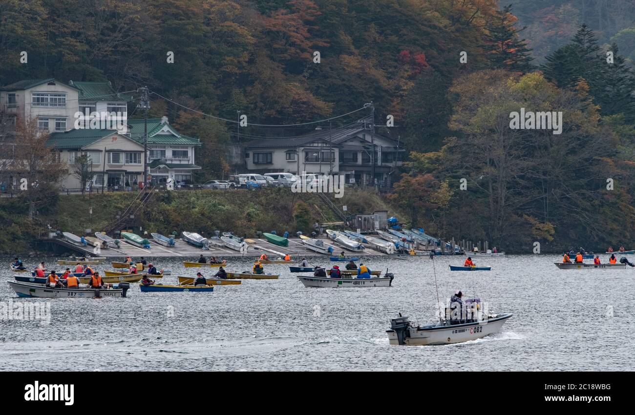 Les gens font du canotage au lac Chuzenji, Nikko, Japon. Banque D'Images