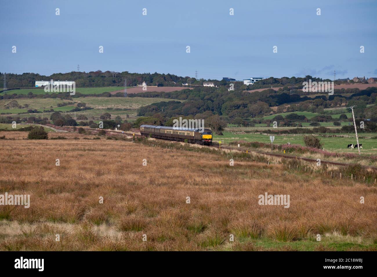 Trains vintage classe 47 locomotive 47773 transportant un train affrété exploité par des chemins de fer de la côte ouest, en passant par St Bees sur la ligne de chemin de fer de la côte Cumbrie Banque D'Images