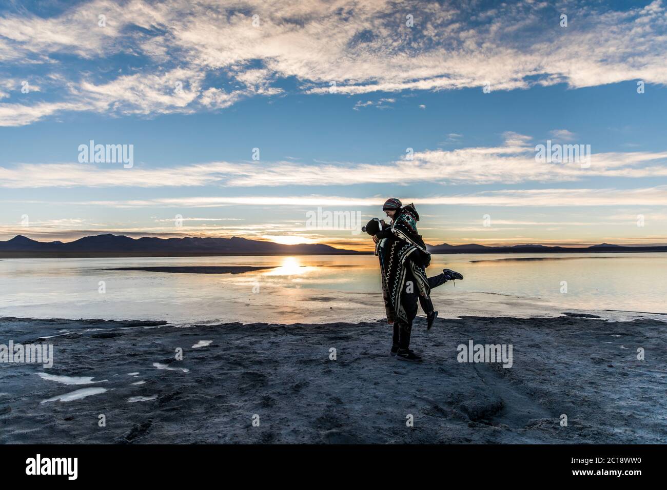 couple heureux, petit ami transportant une petite amie dans un beau paysage avec un ciel bleu Banque D'Images