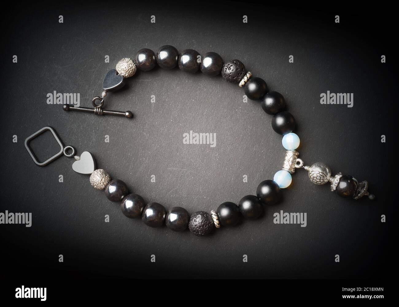 bracelet bijou avec pierres semi-précieuses sur fond noir Banque D'Images