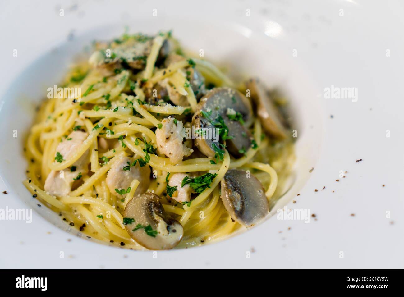 Gazéra spaghetti crémeux avec viande de poulet et champignons. Banque D'Images
