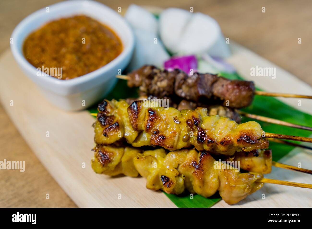 Poulet et bœuf malaisiens avec une délicieuse sauce aux arachides, l'un des plats locaux les plus célèbres. Banque D'Images