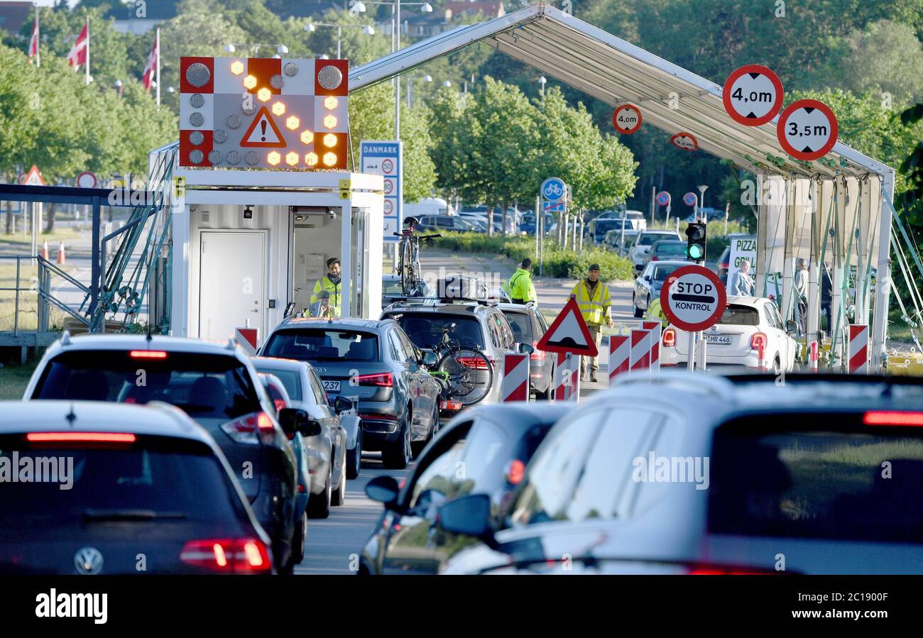 Flensburg, Danemark. 15 juin 2020. Des voitures sont stationnées au poste-frontière de Krusau en direction du Danemark. Les touristes allemands sont autorisés à entrer de nouveau au Danemark depuis minuit. Cependant, la condition pour cela est qu'ils ont réservé au moins six nuits dans un hôtel, sur un site de camping ou similaire. La capitale Copenhague et sa municipalité voisine Frederiksberg sont temporairement exclues de l'ouverture. Crédit : Carsten Rehder/dpa/Alay Live News Banque D'Images