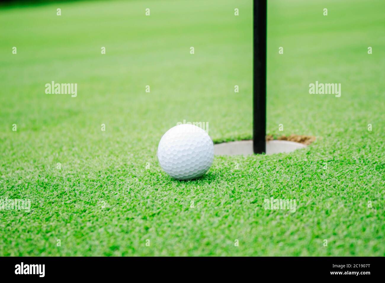 Balles de golf et trous sur le green. Banque D'Images