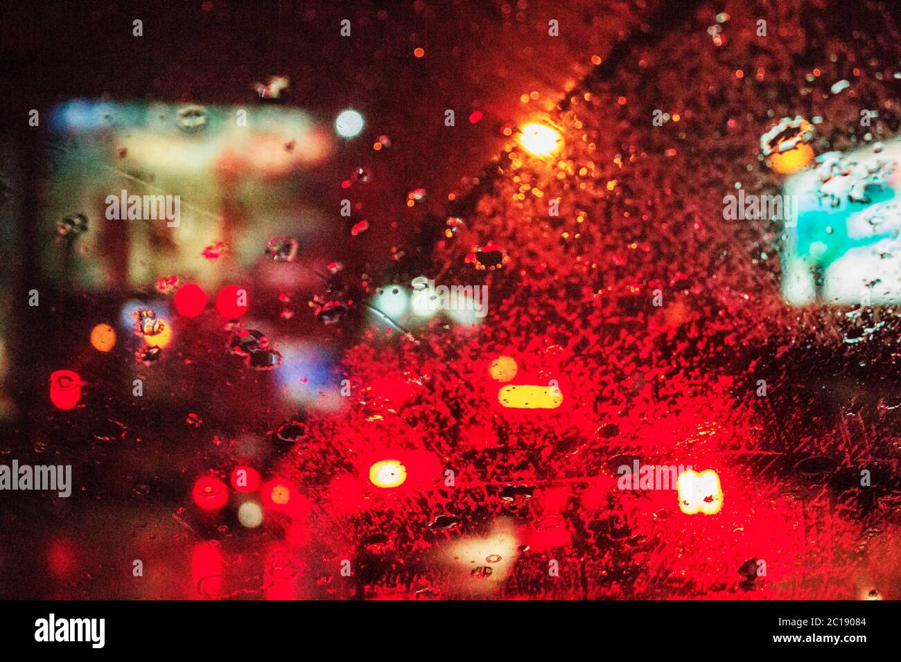 gouttelettes sur le verre de voiture la nuit. Banque D'Images