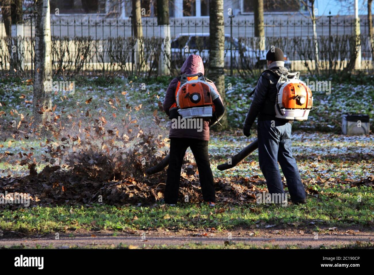 Bracelet bleu pour la main à partir de fil ciré, et Blue Dragon eye dans la technique de macrame sur un fond blanc. Banque D'Images