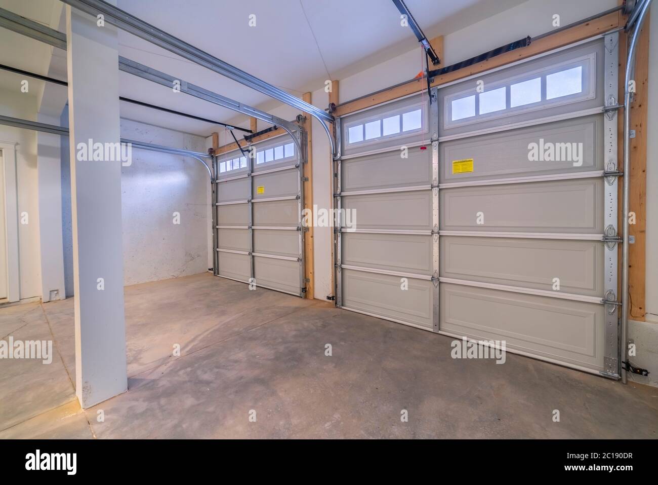 À l'intérieur d'une porte intérieure de garage vide fermée Photo Stock -  Alamy