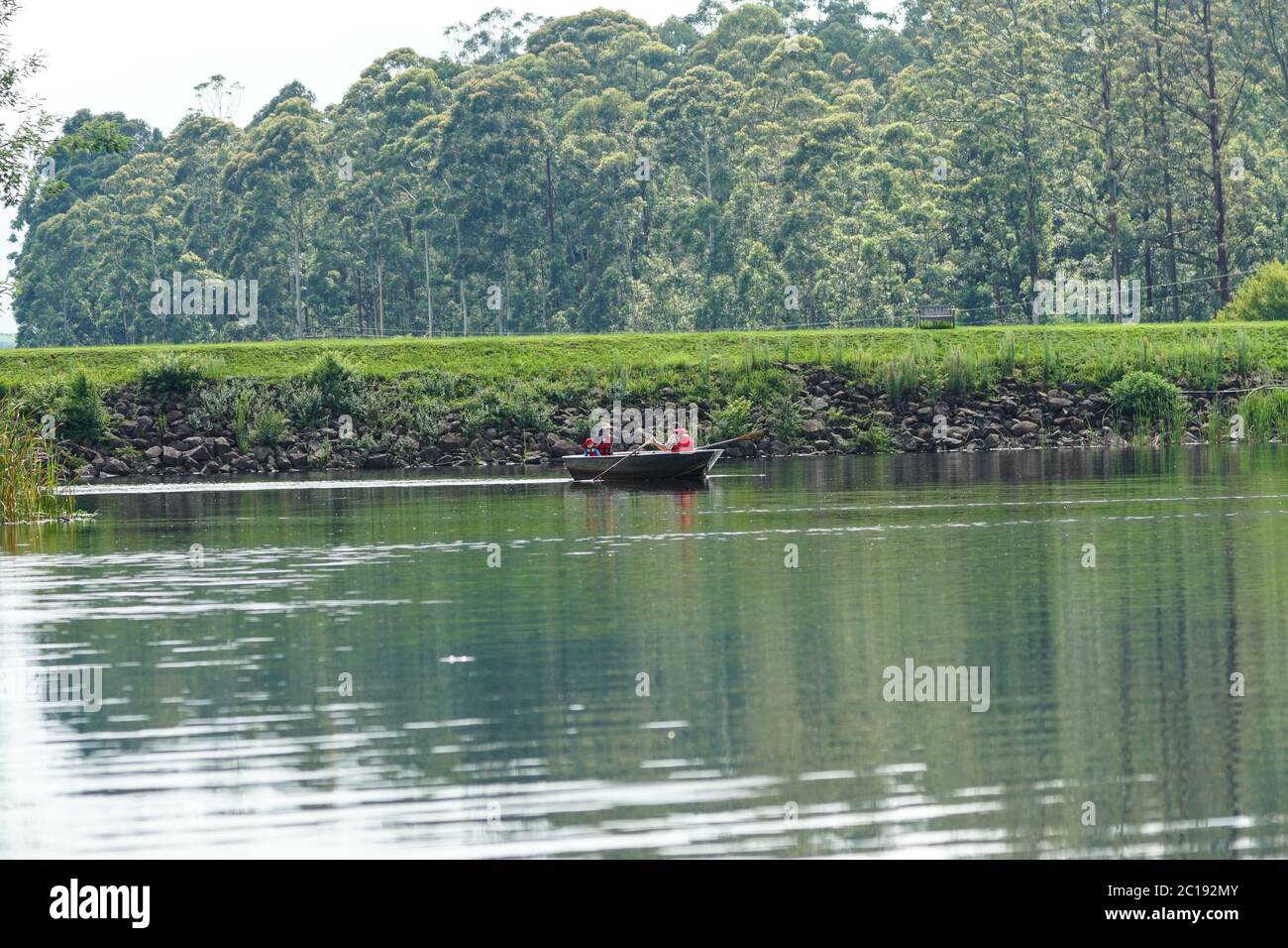 Famille ramer dans un bateau en rangée sur un lac en été dans le Drakensberg, Afrique du Sud Banque D'Images