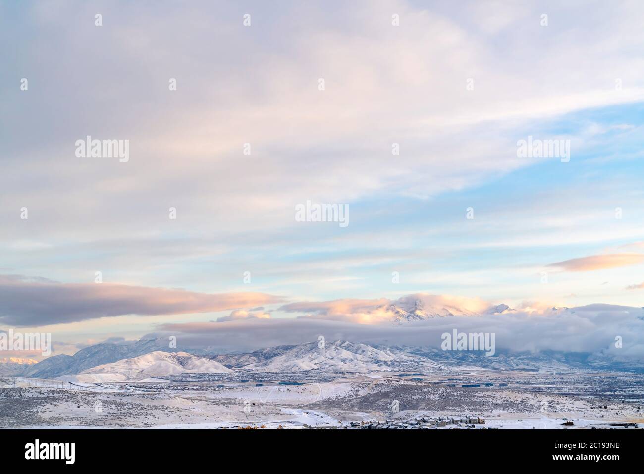 Paysage pittoresque de la vallée de l'Utah, couvert de neige sous un ciel bleu couvert Banque D'Images