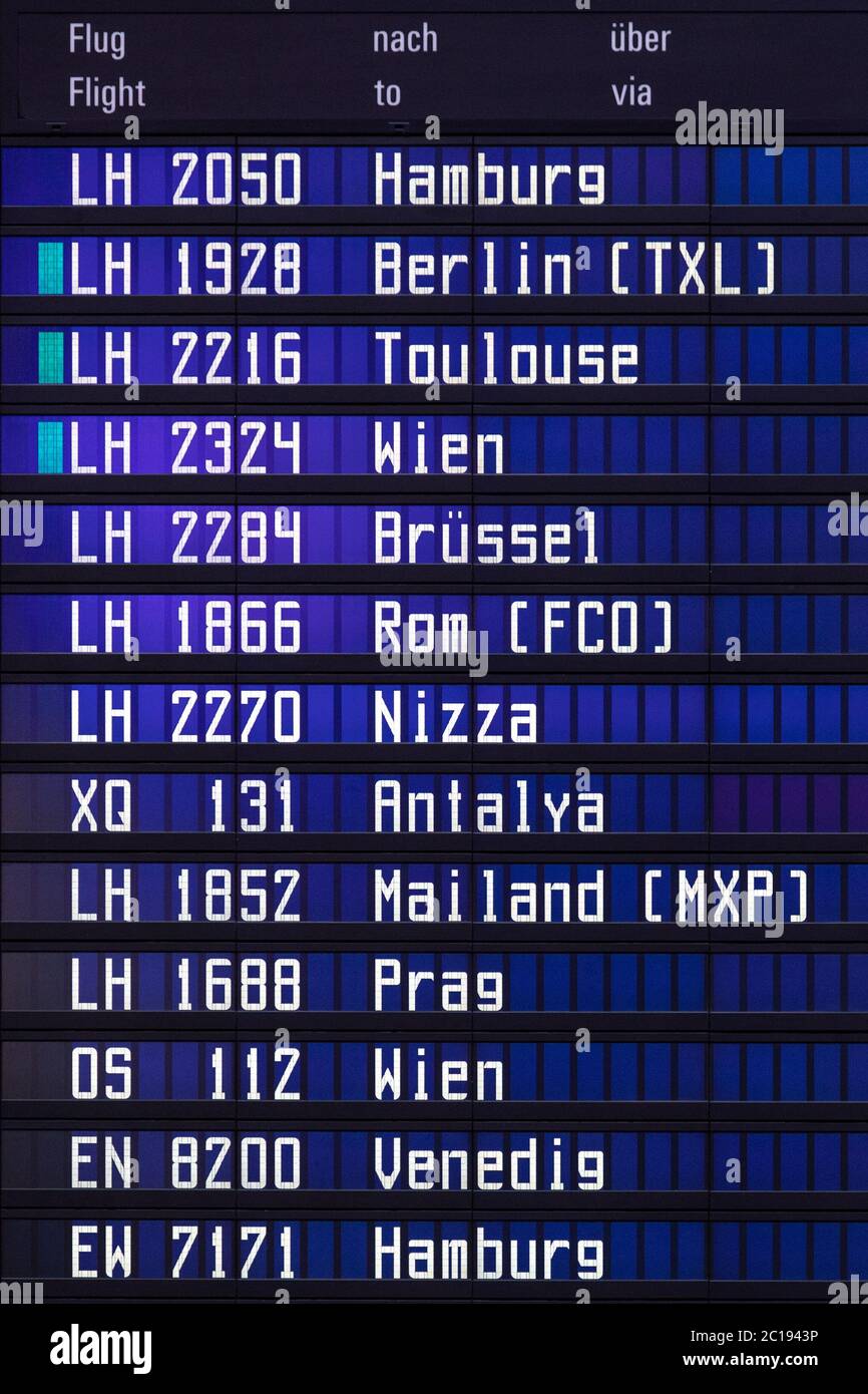 Munich, Allemagne. 15 juin 2020. Après deux vols intérieurs à destination de Hambourg et Berlin, les premières destinations internationales sont répertoriées pour l'enregistrement sur un panneau de présentation à l'aéroport de Munich. L'avertissement de voyage pour 27 pays européens a été levé dans la nuit jusqu'à lundi (15.06.2020). Credit: Matthias balk/dpa/Alay Live News Banque D'Images
