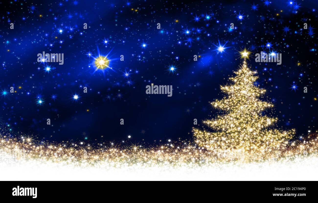 Sapin de Noël doré et ciel étoilé. Banque D'Images