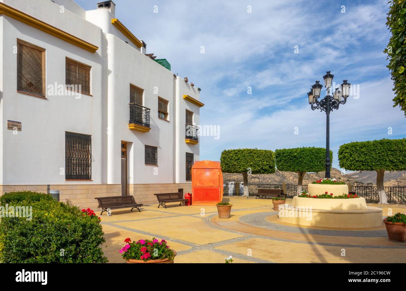 Rues d'une ville blanche appelée Lucainena de las Torres en Espagne. Quelques fleurs et balcons. Banque D'Images