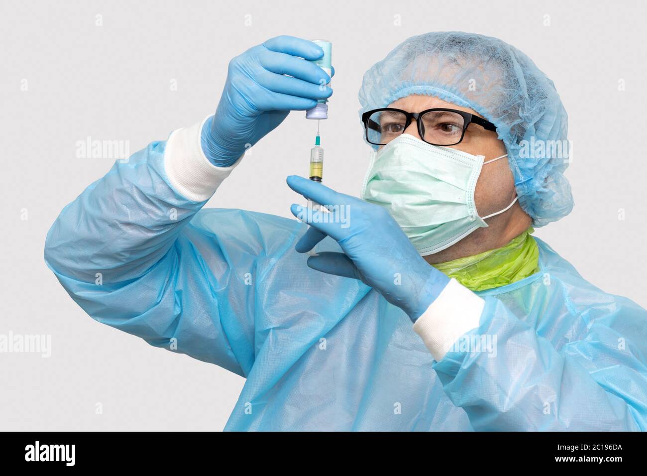 Le médecin prend le médicament d'une bouteille à une injection, sur fond blanc. Scientifique tenant une seringue et un vaccin. Banque D'Images