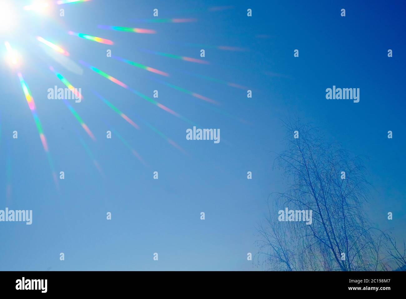 La lumière du soleil avec un effet de filtre spectral dans un ciel bleu Banque D'Images