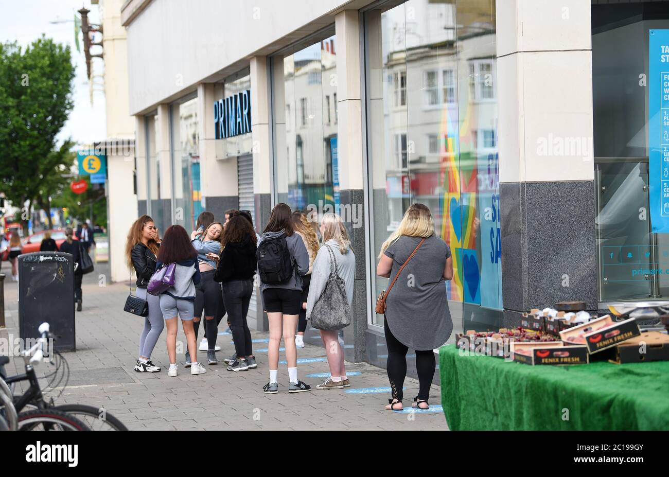 Brighton Royaume-Uni 15 juin 2020 - les shoppers font la queue autour du bloc au magasin Primark de Western Road Brighton certains depuis 6-30 comme magasins non essentiels rouvrent en Angleterre aujourd'hui après que les restrictions de verrouillage ont été assouplies encore pendant la crise pandémique du coronavirus COVID-19 : Credit Simon Dack / Alamy Live News Banque D'Images