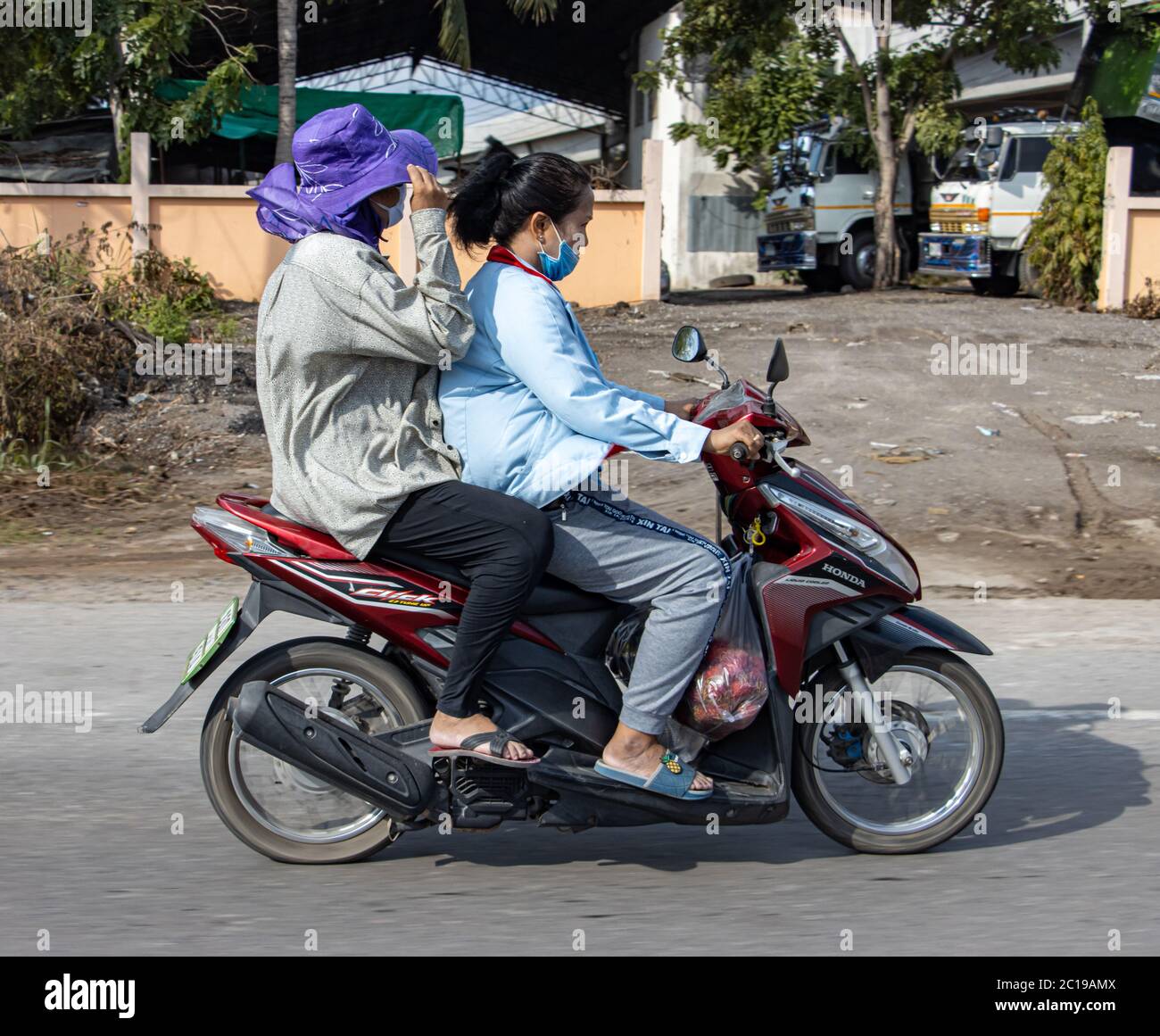 AYUTTHAYA, THAÏLANDE, JUIN 03 2020, UNE paire de femmes fait une moto sur la route. Banque D'Images