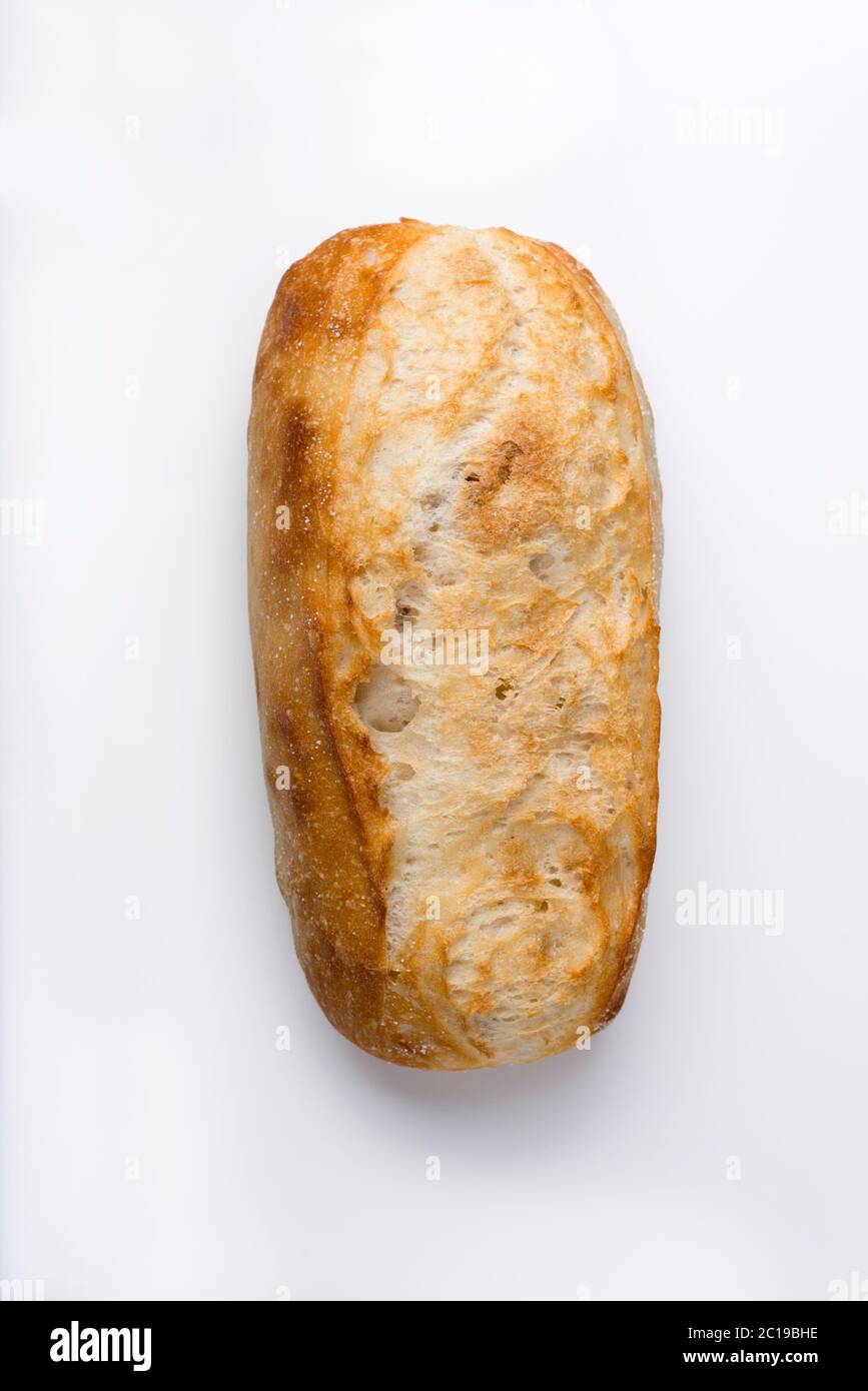 Petite baguette française isolée sur fond clair. Banque D'Images