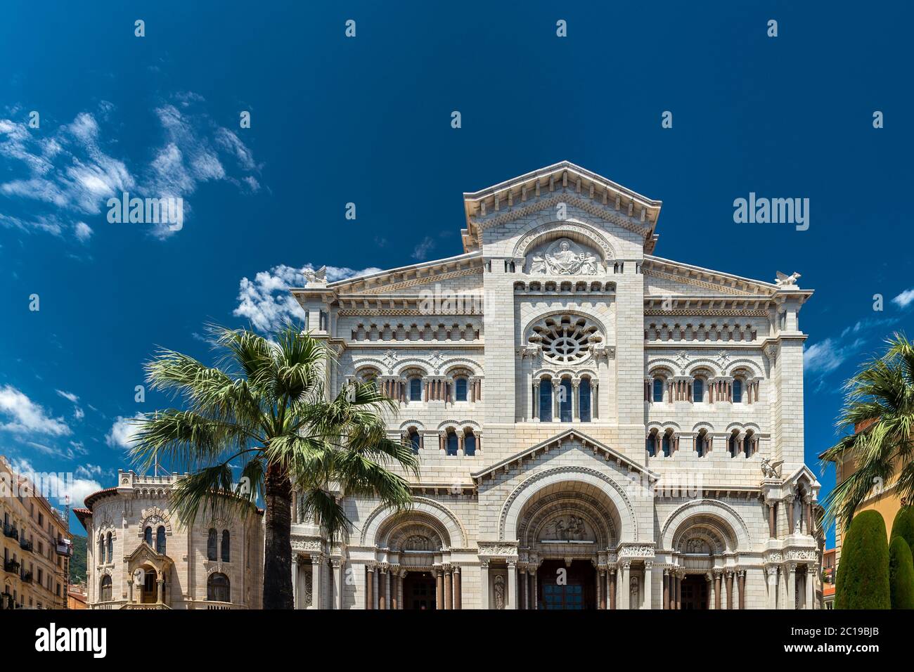 Extérieur de la Cathédrale de Monaco (Cathédrale de Monaco) à Monaco-ville, Monaco. Il est célèbre pour les tombes de la princesse Grace et du prince Rainier. Banque D'Images