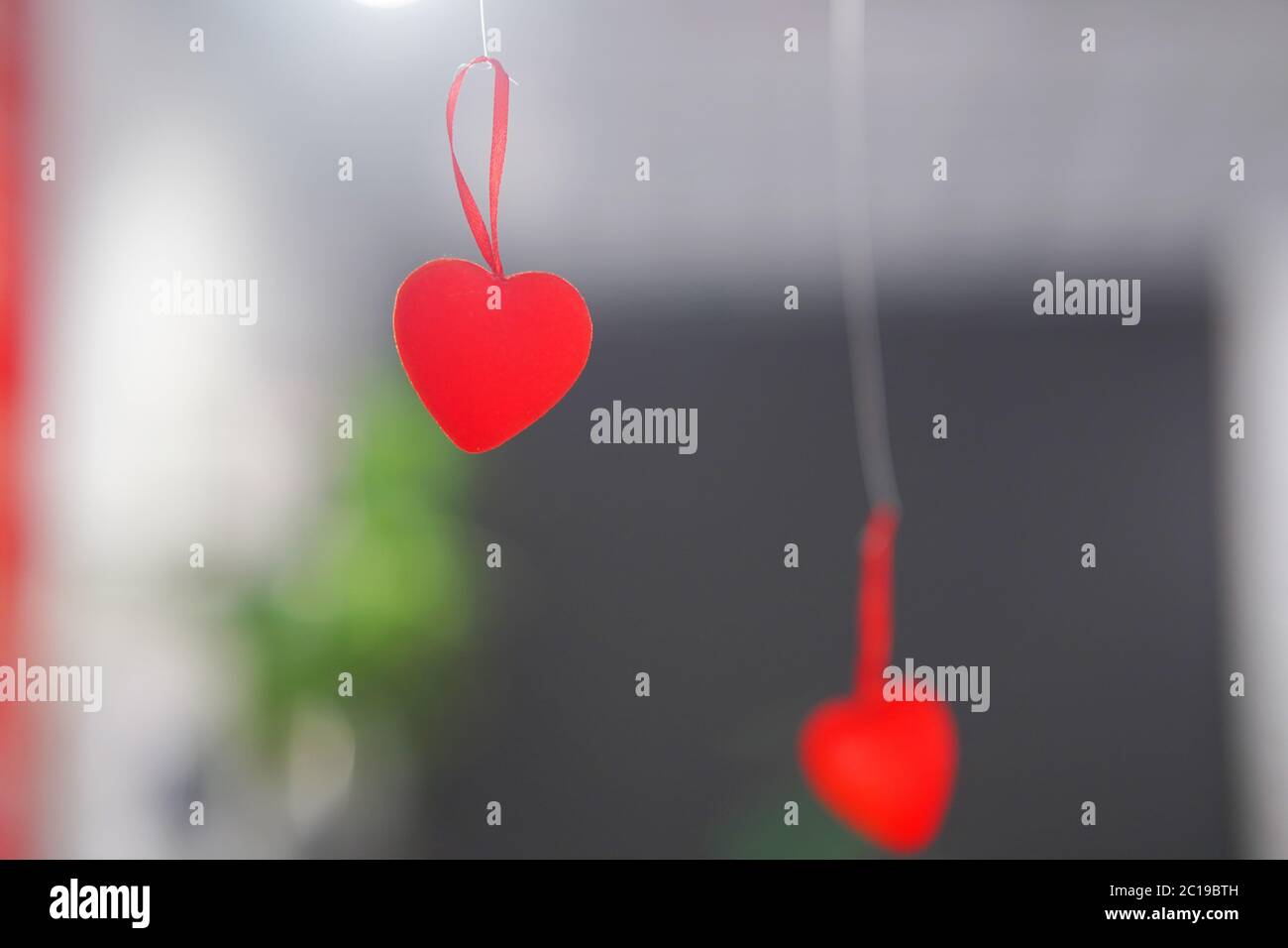 coeurs rouges sur cordes à l'intérieur. Banque D'Images