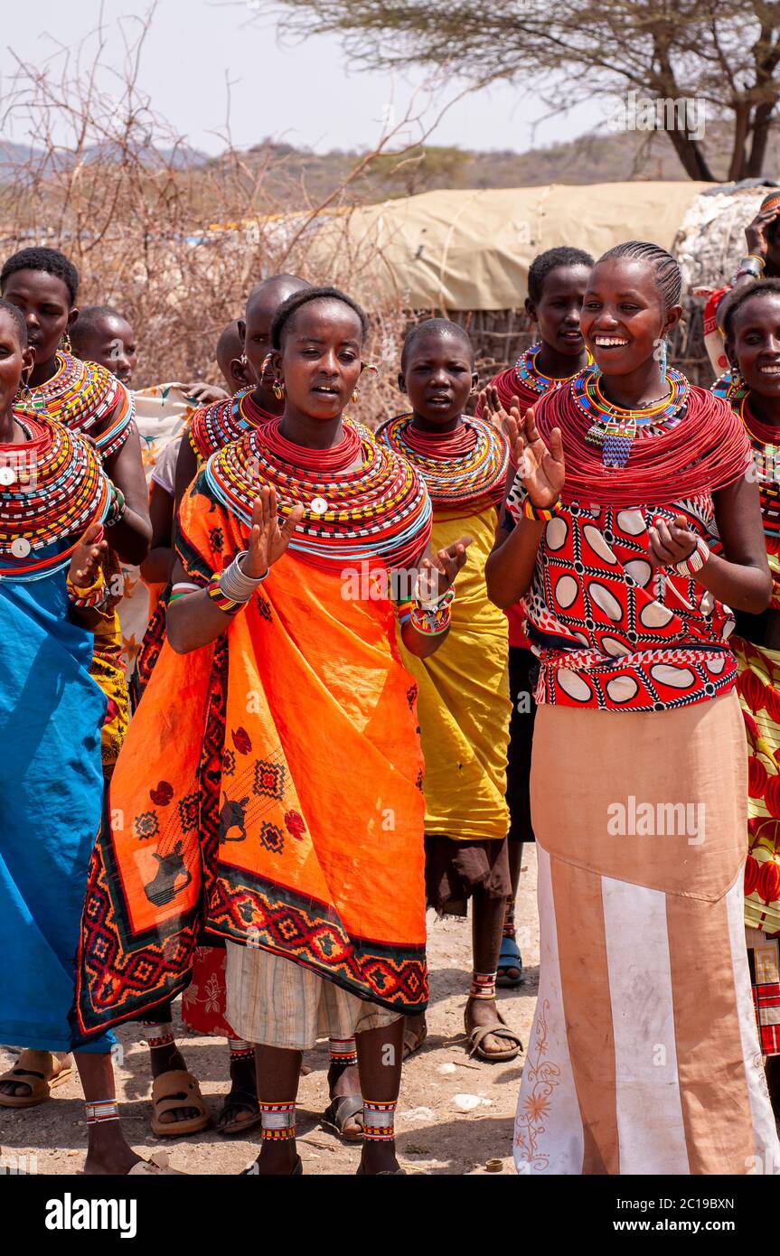 Les femmes de Maasai portant une tenue traditionnelle, membres de la tribu  Samburu, dans une danse traditionnelle, dans la réserve nationale de  Samburu. Kenya. Afrique Photo Stock - Alamy