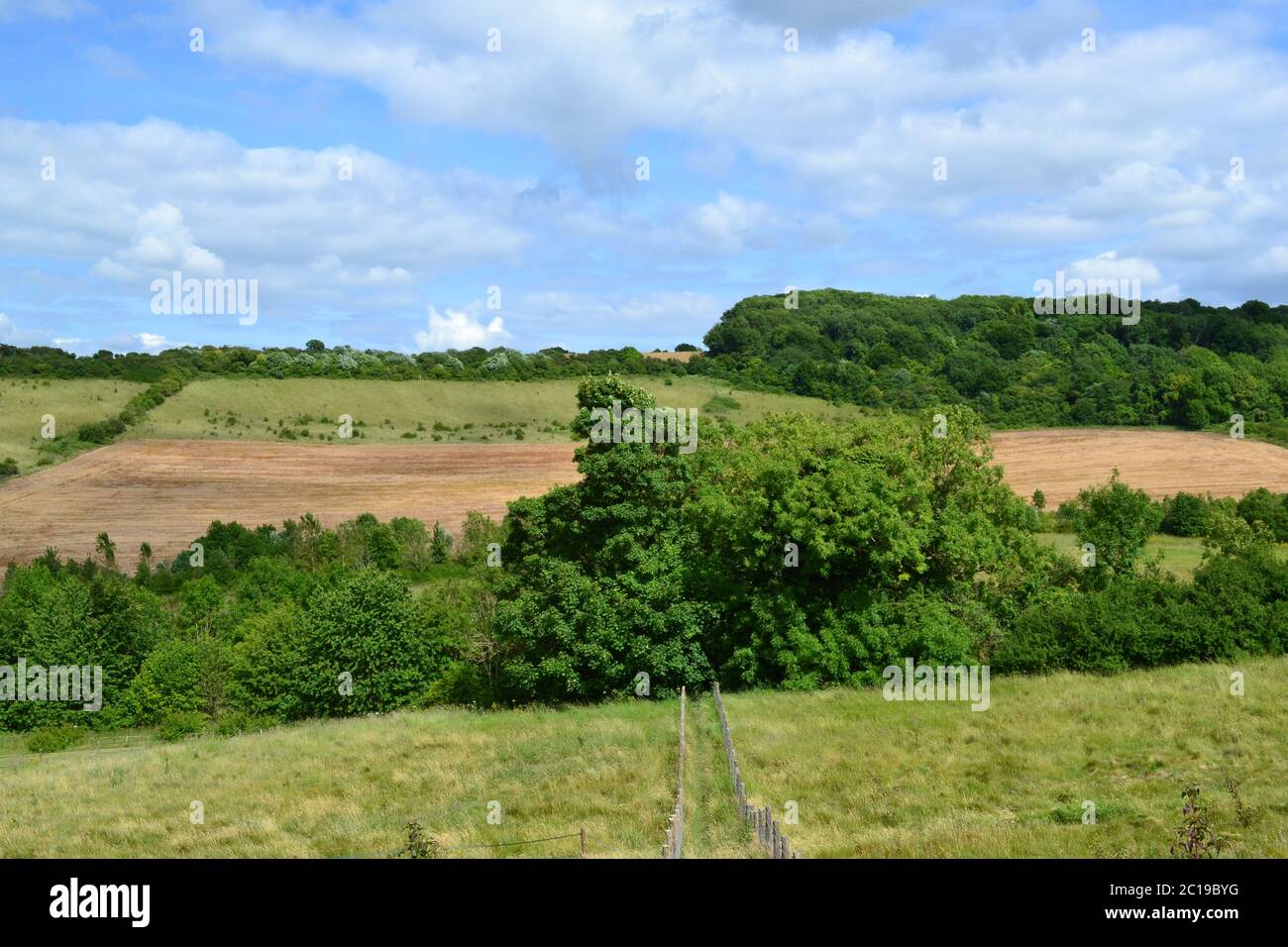 Le chemin descendant de la pierre du monument Percy Pilcher, près d'Eynsford, Kent. Austin Lodge hameau, Romney Street et Shoreham village à proximité. Juin Banque D'Images