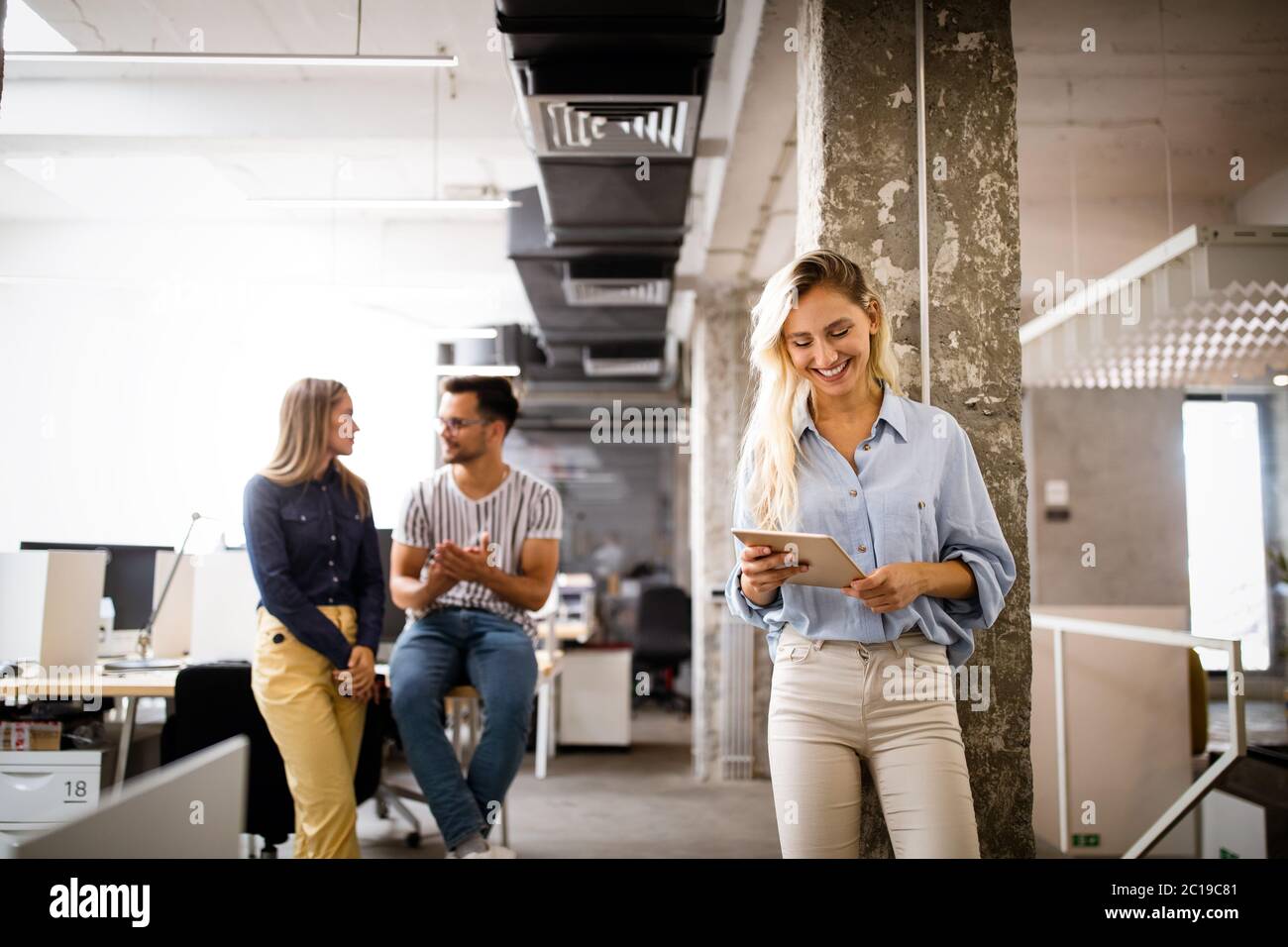 Entreprise à succès avec les employés heureux in modern office Banque D'Images