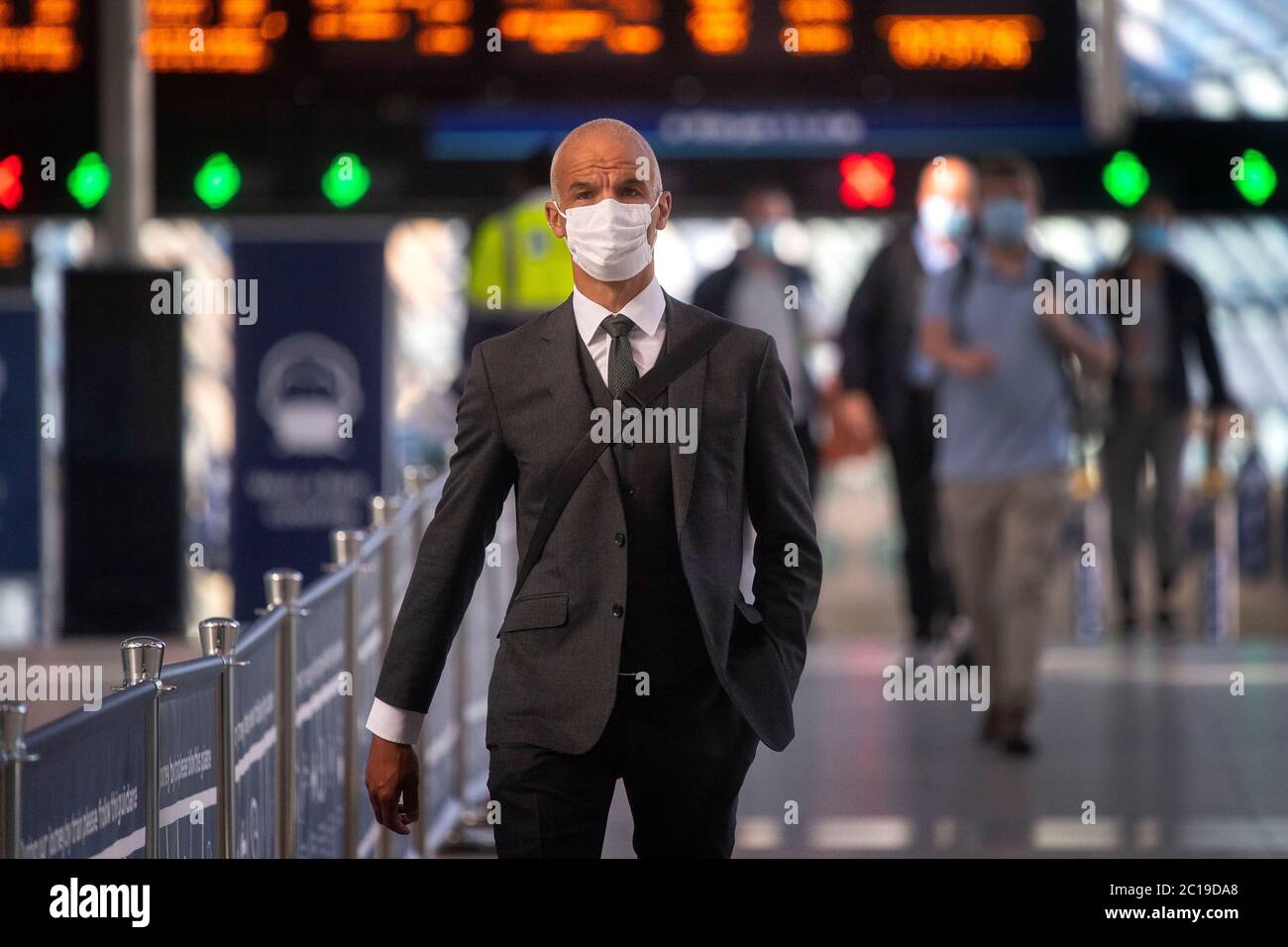 Les passagers portant des masques à la gare de Waterloo à Londres à titre de couverture deviennent obligatoires dans les transports publics en Angleterre, avec l'assouplissement des restrictions de verrouillage supplémentaires pendant la pandémie du coronavirus. Banque D'Images