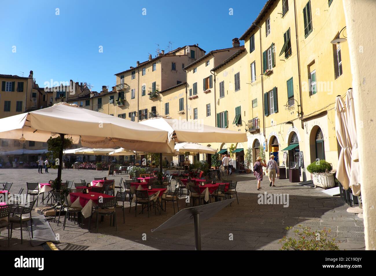 Piazza dell'Anfiteatro dans la ville fortifiée de Lucca, Toscane, Italie. L'amphithéâtre romain original a été construit au premier siècle après J.-C. Banque D'Images