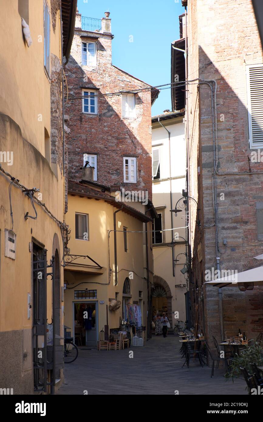 Allée à travers l'ancienne ville fortifiée de Lucques, en Toscane, Italie Banque D'Images