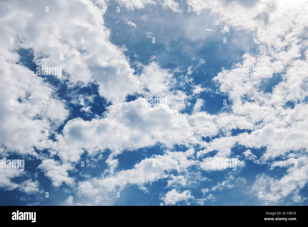 nuages avec fond bleu ciel. Banque D'Images