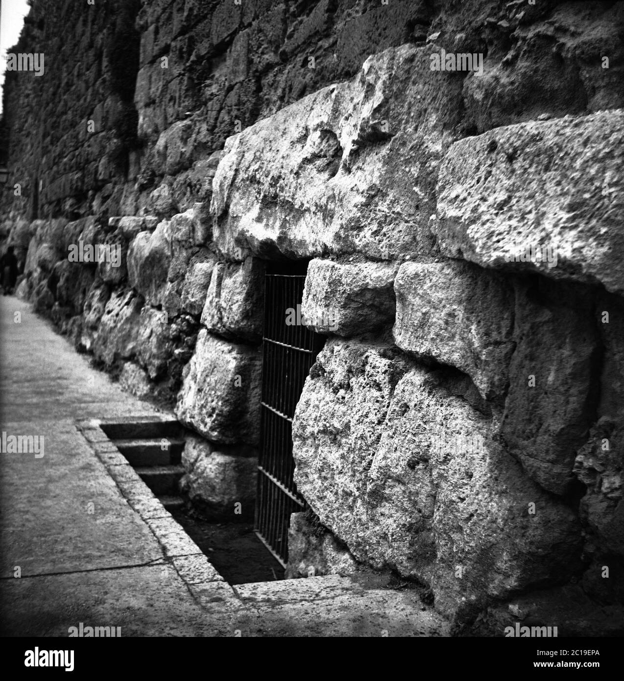 MURALLA ROMANA CONSTRUIDA CON SILLARES ALMOHADILLADOS SOBRE BASAMENTO 'CICLOPEO' PROCEDENTE DE LA ANTIGUA MURALLA IBERICA - AÑOS 50. Lieu: CIUDAD ROMANA. TARRAGONE. ESPAGNE. Banque D'Images