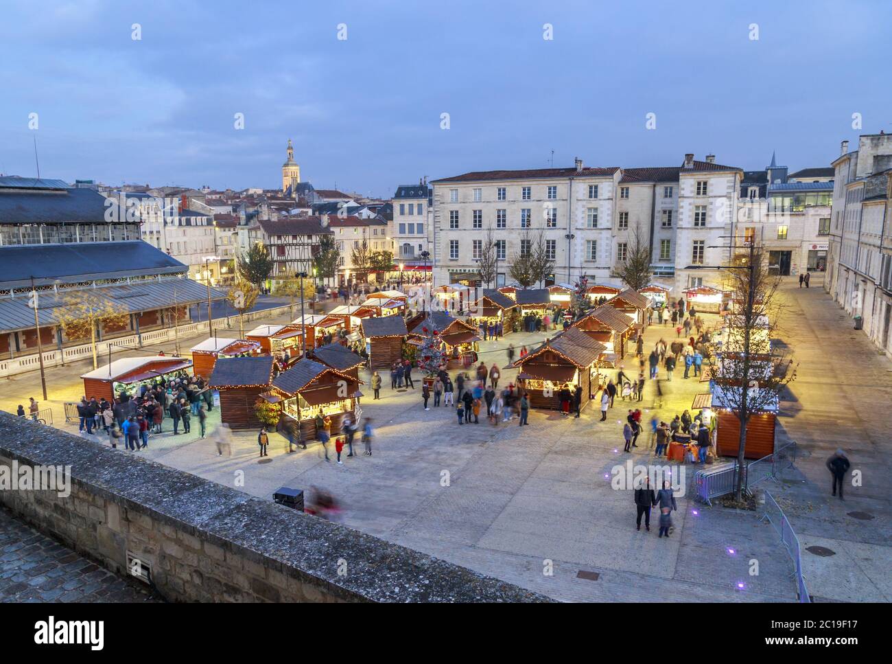 Niort, France - 03 décembre 2017 : vue panoramique du marché de noël la nuit pendant la période de fête, les vendeurs vendent à partir de tempo Banque D'Images