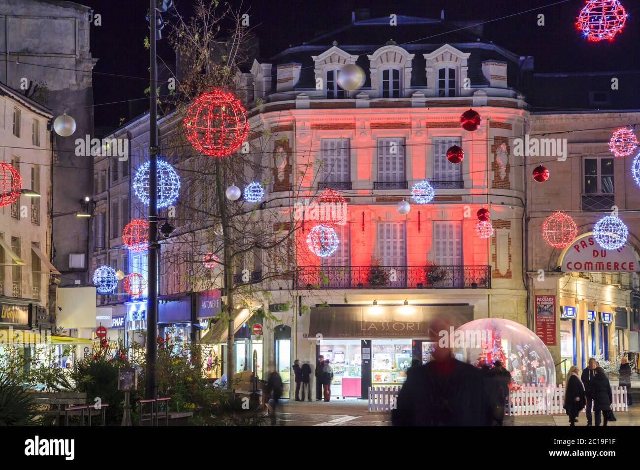 Niort, France - 05 décembre 2017 : rue piétonne illuminée par de nombreuses décorations de Noël dans le centre-ville de niort Banque D'Images