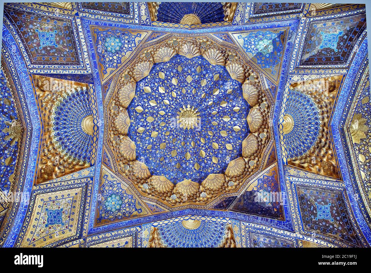 SAMARKAND, OUZBÉKISTAN - Mai 04, 2014 : Plafond du mausolée Aksaray Banque D'Images