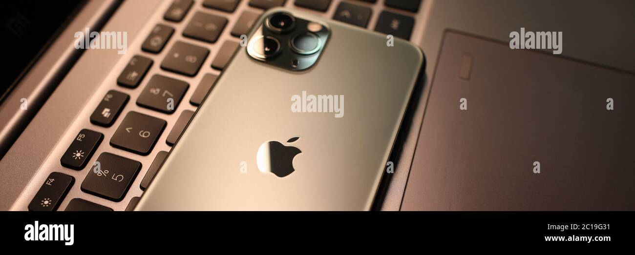 Iphone Apple pro sur clavier d'ordinateur portable Banque D'Images