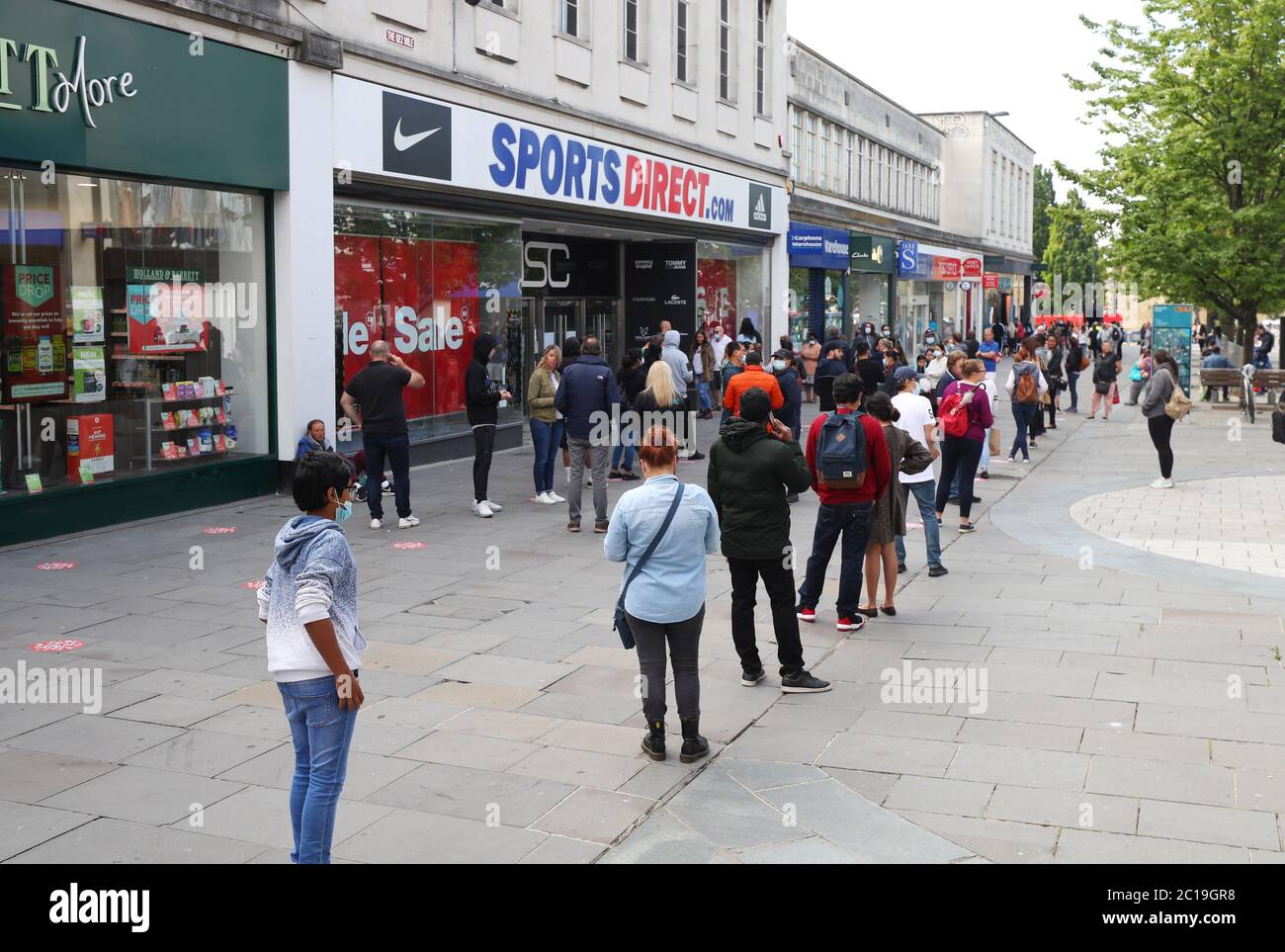 Southampton, Hampshire, Royaume-Uni 15 juin 2020. Les clients font la queue sur toute la longueur de la rue pour visiter le magasin Sports Direct de Southampton, qui a rouvert ses portes après la fermeture en raison de restrictions liées aux coronavirus. Credit Stuart Martin/Alay Live News Banque D'Images